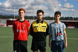 El colegiado con los capitanes del partido