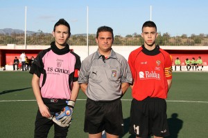 El colegiado con los capitanes del partido