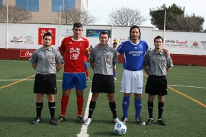 El trio arbitral con los capitanes del partido