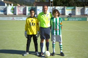 Miguel Guardiola con los capitanes del partido