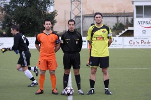 El colegiado con los capitanes del partido