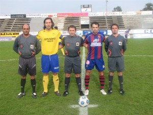 El arbitro con los capitanes del partido