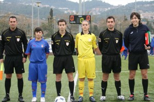 El trio arbitral con las capitanas del partido