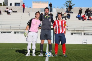 Arbitro con los capitanes del partido