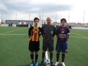 El colegiado con los capitanes del partido