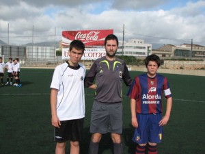 Arbitro co n los capitanes del partido