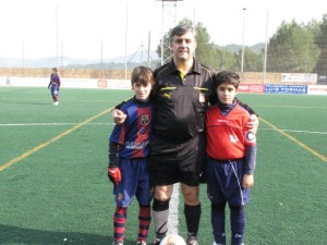 El colegiado con los capitanes del partido