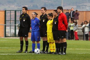 El trio arbitral con las capitanes del partido