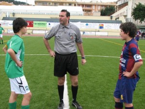 El colegiado con los dos capitanes