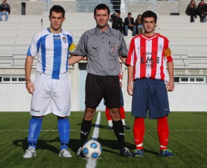 El colegiado con los capitanes del encuentro