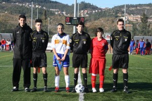 IMG_7669 El trio arbitral con los capitanes del partido