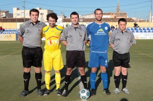 Eltrio arbitralcon los capitanes del partido