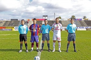 Trio Arbitral con los capitanes del equipo