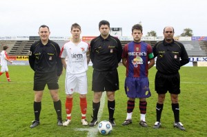 El trio arbitral con los capitanes del partido