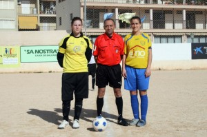 El Colegiado del partido con las capitanas del partido