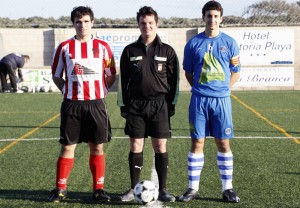 Colegiado con los capitanes del partido