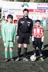 El colegiado con los capitanes del partido