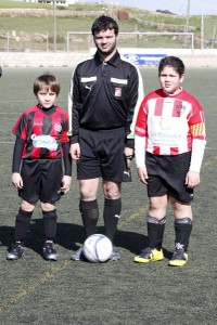 El colegiado con los capitanes del partido