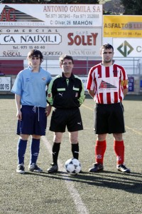 El colegiado con los capitanes del partido