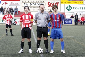 El colegiado con los capitanes del partido