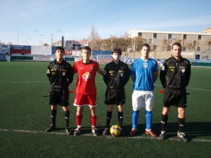 El colegiado con los capitanes del partido