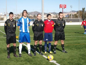 Trio arbitral con los capitanes de ambos equipos