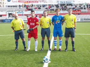 El trio arbitral con los capitanes del encuentro