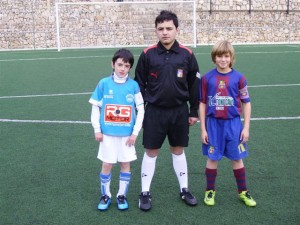 El colegiado con los capitanes del partido