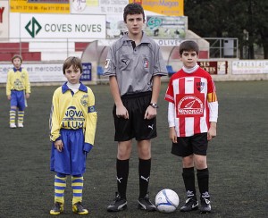 Iván Bermudez con los capitanes del Mercadal y el Penya Orient.