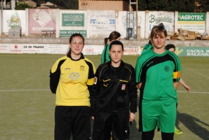 Las capitanas con el arbitro del partido