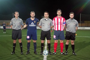 El trio arbitral con los capitanes del partido