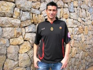Pep Lluís Martí con la tercera camiseta de esta temporada