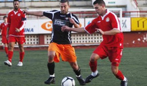 José Luis, a la derecha, jugó el domingo pasado contra la Peña Independiente su último partido con la UD Ibiza Eivissa.  MOISÉS COPA