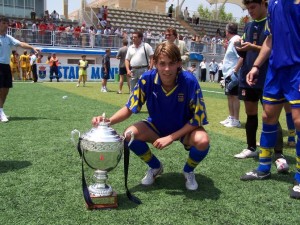 Alfonso Artabe con la copa de campeón de España Juvenil.