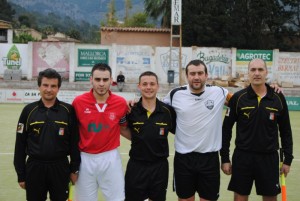 Los capitanes con el trio arbitral