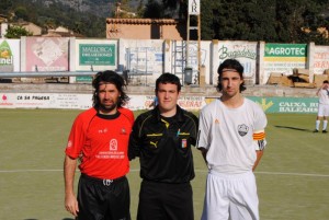 El colegiado con los capitanes del partido