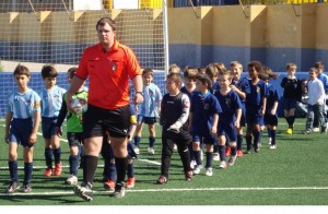 Salida del arbitro con los dos equipos al inicio del partido