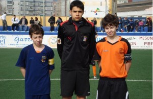 Los capitanes con el arbitro del partido