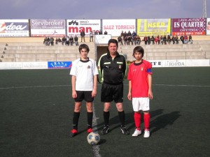 El colegiado con los capitanes del partido