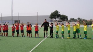 El arbitro con ambos equipos al inicio del partido