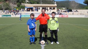 El arbitro con los capitanes del partido