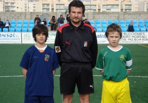 El colegiado con los capitanes del partido