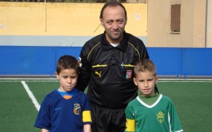 El colegiado con los capitanes del partido