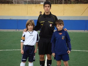 El Arbitro con los capitanes del partido