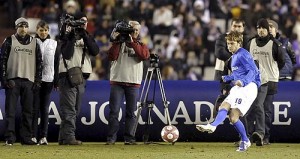 Momento en el que Lucas dispara desde el centro del campo. Foto: cedida por BBVA