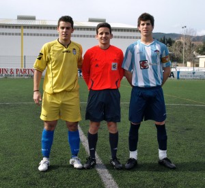 El colegiado con los capitanes del partido