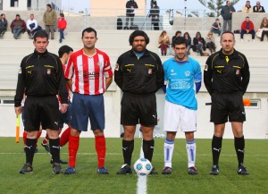 El trio arbitral con los capitanes del partido