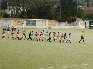 El colegiado con los dos equipos