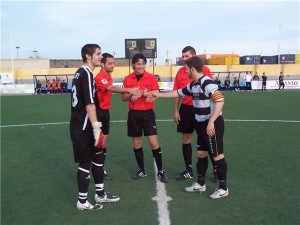 El arbitro con los capitanes del partido