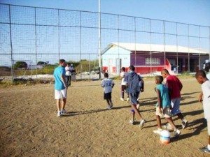  Oliver Mendoza dirige un entrenamiento en la escuela de fútbol de Curazao. 23-03-2010